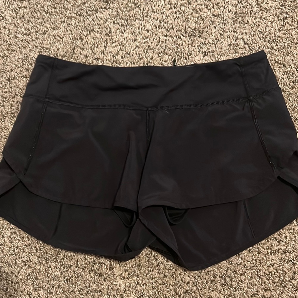 Lululemon low rise 2.5 inch Speed Up shorts size 6